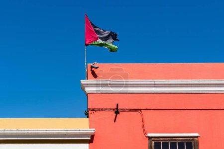 Palästinensische Flagge weht vor blauem Himmel