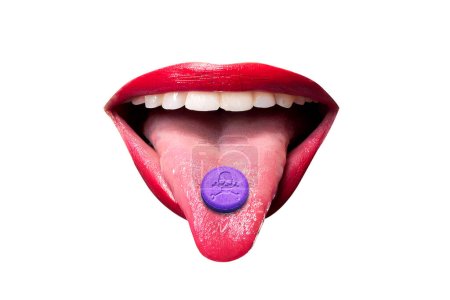 Téléchargez les photos : Une bouche avec une MDMA ou une pilule d'ecstasy sur la langue - en image libre de droit