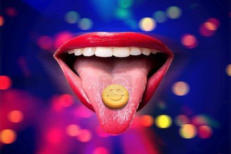 Téléchargez les photos : Une bouche avec une MDMA ou une pilule d'ecstasy sur la langue. Multi fond flou de couleur. - en image libre de droit