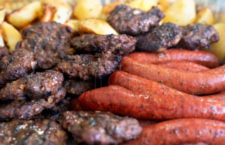 Téléchargez les photos : Viande grillée mélangée avec des pommes de terre rôties - en image libre de droit