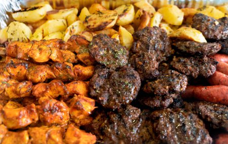 Téléchargez les photos : Viande grillée mélangée avec pommes de terre rôties et romarin - en image libre de droit