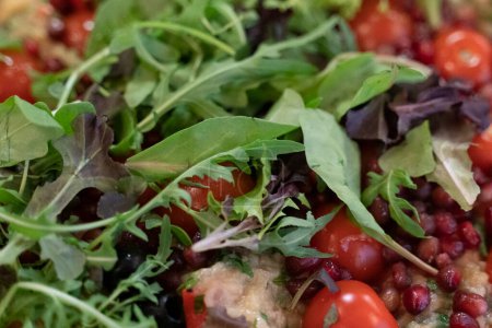 Foto de Ensalada de verduras frescas cortadas con berenjenas, rúcula, aceitunas, tomates cherry - Imagen libre de derechos