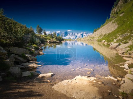 Paysage montagneux pittoresque avec lac de montagne, sommets montagneux, pierres, arbres, ciel bleu. Bleu. Schladminger tauern, Alpes, Autriche.