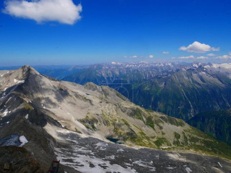 Vista sobre montañas irregulares y glaciares de los Alpes de Zillertal en un día de verano, montañas, rocas, cielo azul. Alpes zillertales / Zillertaler alpen, Austria. 