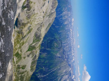 Vue sur les montagnes déchiquetées et les glaciers des Alpes Zillertal par une journée d'été, montagnes, rochers, ciel bleu. Zillertal alps / Zillertaler alpen, Autriche. 