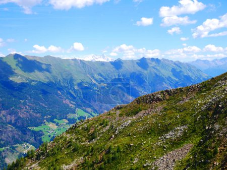 Vue sur Hohen Tauern avec, sommet le plus élevé d'Autriche, depuis les montagnes au-dessus de la vallée du Defereggental un jour d'été, montagnes, ciel, nuages. Alpes, Autriche.