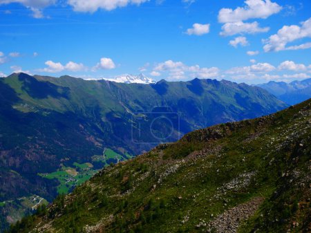 Vue sur Hohen Tauern avec, sommet le plus élevé d'Autriche, depuis les montagnes au-dessus de la vallée du Defereggental un jour d'été, montagnes, ciel, nuages. Alpes, Autriche.