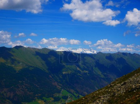 Blick auf die Hohen Tauern mit dem höchsten Gipfel Österreichs, von den Bergen über dem Defereggental an einem Sommertag, Berge, Himmel, Wolken. Alpen, Österreich.