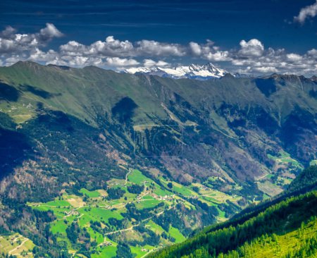 Vista sobre Hohen Tauern con, cumbre más alta en Austria, de las montañas sobre valle Defereggental en un día del verano, montañas, cielo, nubes. Alpes, Austria.