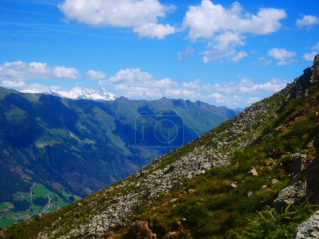 Vista sobre Hohen Tauern con, cumbre más alta en Austria, de las montañas sobre valle Defereggental en un día del verano, montañas, cielo, nubes. Alpes, Austria.