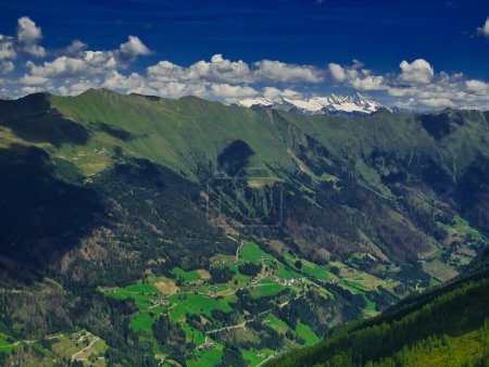 Blick auf die Hohen Tauern mit dem höchsten Gipfel Österreichs, von den Bergen über dem Defereggental an einem Sommertag, Berge, Himmel, Wolken. Alpen, Österreich.