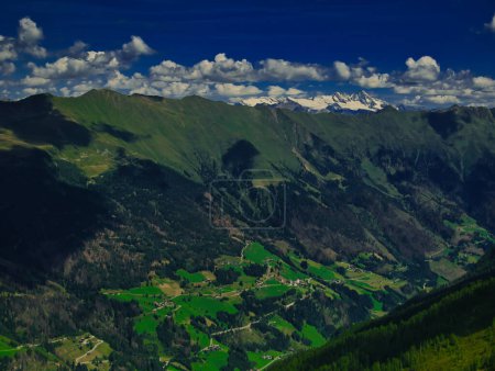 Vue sur les montagnes au-dessus de la vallée du Defereggental par une journée d'été, montagnes, ciel, nuages. végétation verte luxuriante. Alpes, Autriche. 