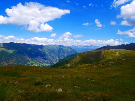 Vue sur les montagnes au-dessus de la vallée du Defereggental par une journée d'été, montagnes, ciel, nuages. végétation verte luxuriante. Alpes, Autriche. 