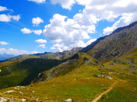 Blick auf die Berge über dem Defereggental an einem Sommertag, Berge, Himmel, Wolken. Saftig grüne Vegetation. Alpen, Österreich. 