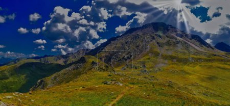 Blick auf die Berge über dem Defereggental an einem Sommertag, Berge, Himmel, Wolken. Saftig grüne Vegetation. Alpen, Österreich. Kreative Nachbearbeitung. 