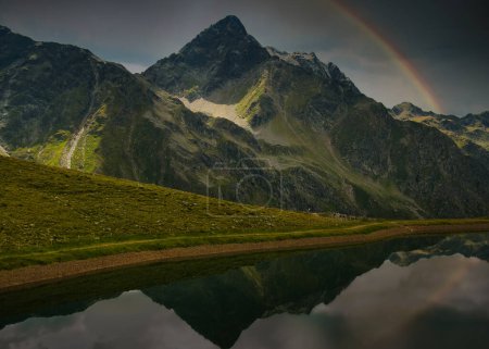 Blick auf See und Berge über dem Defereggental an einem Sommertag, Berge, Himmel, Wolken. Alpen, Österreich. Kreative Nachbearbeitung. . 
