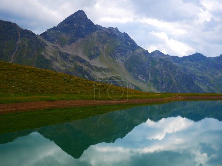 Vue sur un lac et des montagnes au-dessus de la vallée du Defereggental par une journée d'été, montagnes, ciel, nuages. Alpes, Autriche. 
