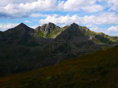 Blick auf die Berge beim Skigebiet Serfaus Fiss Ladis an einem Sommertag, Berge, Himmel, Wolken. Alpen, Österreich. 