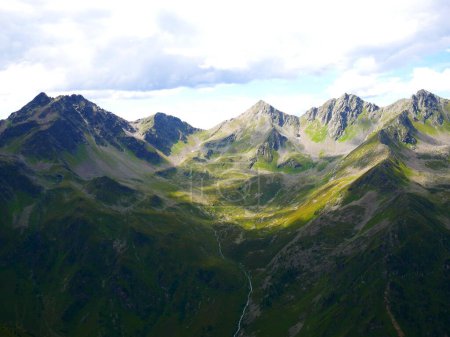 Vue sur les montagnes près de la station de ski Serfaus Fiss Ladis un jour d'été, montagnes, ciel, nuages. Alpes, Autriche. 