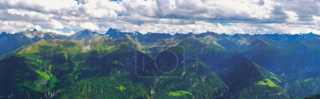 Blick auf die Alpen vom Skigebiet Serfaus Fiss Ladis an einem Sommertag, Berge, Himmel, Wolken. Alpen, Österreich. 
