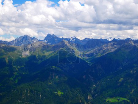 Vue sur les montagnes près de la station de ski Serfaus Fiss Ladis un jour d'été, montagnes, ciel, nuages. Alpes, Autriche. 
