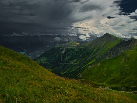 Blick auf eine Gewitterwolke und Berge in der Nähe des Skigebiets Serfaus Fiss Ladis an einem Sommertag, Berge, Himmel, Wolken. Alpen, Österreich. 