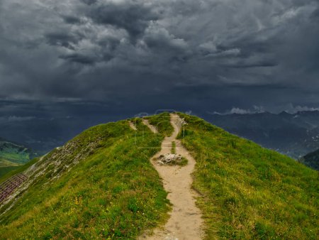Blick auf eine Gewitterwolke und Berge in der Nähe des Skigebiets Serfaus Fiss Ladis an einem Sommertag, Berge, Himmel, Wolken. Alpen, Österreich. 