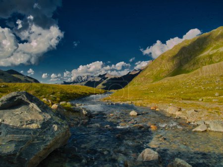 Téléchargez les photos : Vue d'un lac de Weissee à la vallée de Kaunertal par une soirée d'été, montagnes, ciel, nuages. Alpes, Autriche. - en image libre de droit