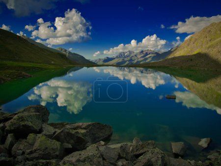 Téléchargez les photos : Vue sur un lac Weissee dans la vallée de Kaunertal un soir d'été, montagnes, ciel, nuages. Alpes, Autriche. - en image libre de droit