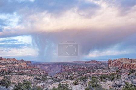 Wolkenbruch in der Nähe des Shafer Canyon, Canyonlands National Park, Utah