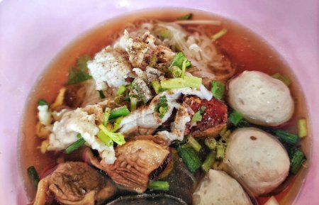 Foto de Fideos estilo tailandés con cerdo y bolas de cerdo con sopa. Famosa comida callejera, enfoque cercano o selectivo, concepto de comida tailandesa - Imagen libre de derechos