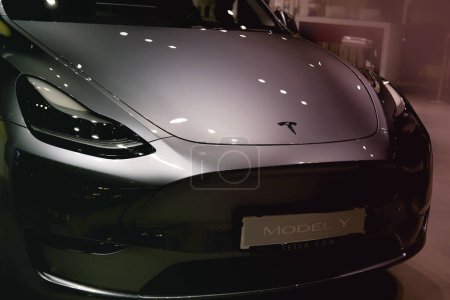 Foto de Parte de Tesla coche modelo Y en plata líquida apodado Mercury Silver Metallic color, popular pasajero vehículo eléctrico en sala de exposición, Elon Musk, Tesla es empresa americana, Frankfurt - diciembre 2022 - Imagen libre de derechos