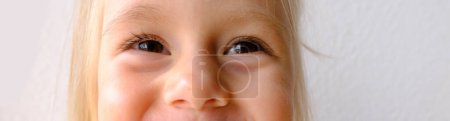 Téléchargez les photos : Heureux cool tendance fille funky regarde joyeusement dans la caméra, enfant heureux 4 ans, yeux bruns, concept d'examen de la vision, le développement émotionnel des enfants - en image libre de droit