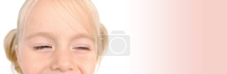 Foto de Cerrar parte de los ojos humanos de un niño pequeño de 3 años, chica rubia mirando, ojos estrechos de risa, concepto de vigilancia, examen de la visión, aprende a guiñar el ojo, tratamiento de enfermedades oftálmicas - Imagen libre de derechos