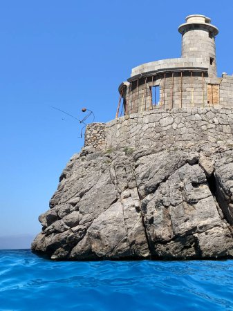 Téléchargez les photos : Ruines antiques Tour pirate avec belle vue, visite d'introduction à Torre Picada près de Port de Sller, mer Méditerranée, eau turquoise claire, aventure, sport actif, vacances merveilleuses - en image libre de droit