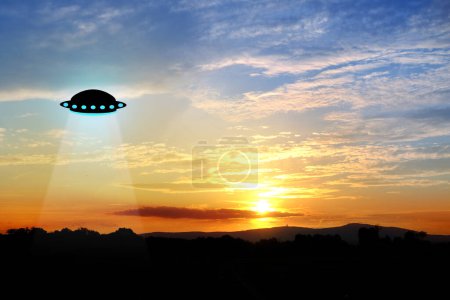 Téléchargez les photos : Silhouette noire de vaisseau spatial ufo dans un beau ciel dramatique coloré avec nuage, beau coucher de soleil, concept extraterrestres arrivés sur soucoupe volante, disparition mystérieuse de personnes, phénomènes paranormaux - en image libre de droit