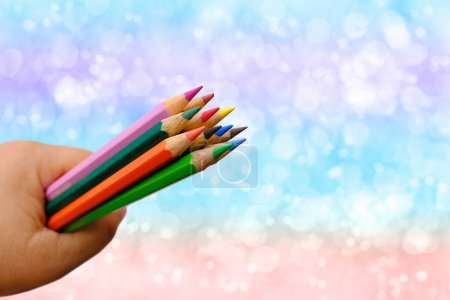Téléchargez les photos : Paquet de crayons de couleur à la main, concept Art et créativité, éducation et apprentissage, acte de créer de l'art est utilisé pour promouvoir la guérison émotionnelle, découverte de soi, fournitures et matériaux d'art - en image libre de droit