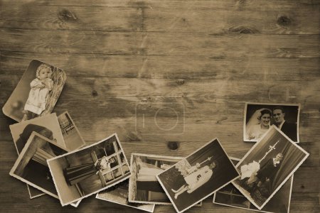 Téléchargez les photos : Vieilles photos de famille, photos des années 30 - 40 en couleur sépia sur table en bois, documents d'archives à la maison, concept d'arbre généalogique, généalogie, souvenirs, mémoire des ancêtres, arbre généalogique, nostalgie - en image libre de droit