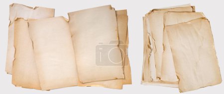 Téléchargez les photos : Piles de feuilles de papier vintage sur fond blanc isolé, soulignant la valeur historique, le caractère antiquaire et le patrimoine culturel, la rareté et la valeur historique - en image libre de droit