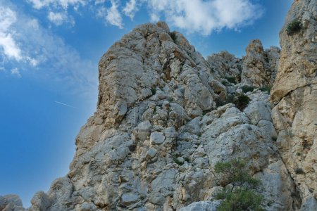 Téléchargez les photos : Beautiful views of mountains andalusia, El Chorro gorge, Spain, famous area, popular rock climbing attractions, natural mountain resort, excursion to reserve, Caminito del Rey Tour Direct From Malaga - en image libre de droit