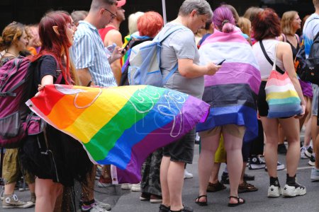 Foto de Desfile del orgullo gay en la ciudad con banderas de arco iris, manifestación de personas en el centro de Frankfurt como parte del desfile de la CDS, lucha por la diversidad sexual, FRANKFURT - 15 de julio de 2023Mes del Orgullo - Imagen libre de derechos