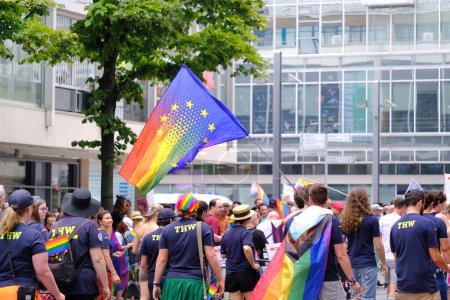Foto de CDS 2023 en Frankfurt: Desfile internacional por el centro de la ciudad, hostilidad queer para luchar, CDS 2023 en Alemania, lucha por la diversidad sexual, FRANKFURT - 15 de julio de 2023 - Imagen libre de derechos