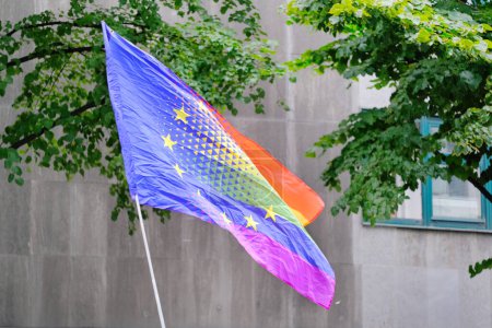 Foto de Bandera del arco iris, lucha por la diversidad sexual, participantes del movimiento LGBT internacional, desfile del orgullo gay en la ciudad con banderas del arco iris, contra la discriminación y los ataques a las personas queer - Imagen libre de derechos