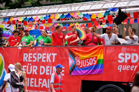 Foto de CDS 2023 en Frankfurt: Desfile por el centro de la ciudad, marcha de personas y camiones, lucha por la diversidad sexual, contra la discriminación de las personas queer, FRANKFURT - 15 de julio de 2023 - Imagen libre de derechos