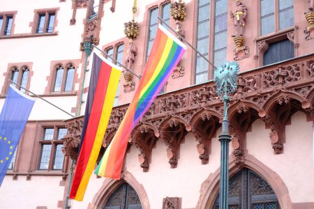 Foto de Bandera del arco iris en el Ayuntamiento de Rmerberg en el centro de Frankfurt, lucha por la diversidad sexual, participantes del movimiento internacional LGBT, contra la discriminación y los ataques a las personas queer - Imagen libre de derechos