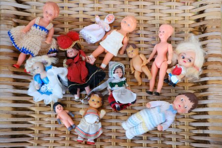 Téléchargez les photos : Collection, ensemble de poupées vintage, antiquités et objets de collection, poupées miniatures anciennes usine allemande Ari, Enthousiasme des collectionneurs, Art de la fabrication de poupées miniatures - en image libre de droit