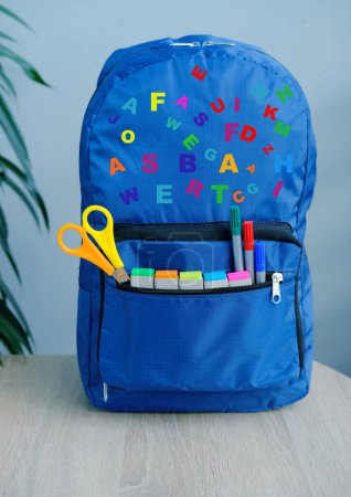 Foto de Blue school bag with letters, stationery, concept Back-to-School Essentials, Herramientas organizativas para el aprendizaje, Apoyo a la educación a través de suministros - Imagen libre de derechos