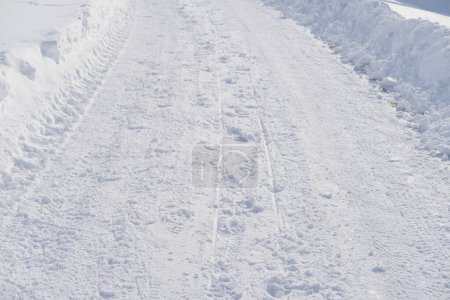 Foto de Hermoso paisaje blanco, Alpes suizos, amplia carretera de invierno alpino despejado, grandes nevadas en el lado, nevadas en la ciudad, Concepto Deportivo, Vida Saludable, Actividad de Invierno, viajar en coche - Imagen libre de derechos