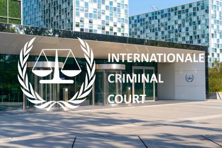Gebäude des Internationalen Strafgerichtshofs mit IStGH-Logo, Jubiläum Römisches Statut, Text im Hintergrund, Plakatbanner-Design