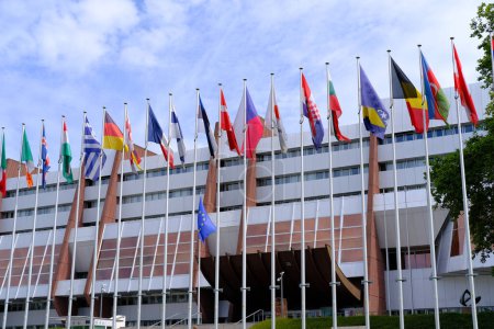 Téléchargez les photos : Strasbourg, France, nombreux drapeaux nationaux devant la construction de l'organisation internationale Conseil de l'Europe, concept de normes de droit, droits de l'homme et interaction culturelle - en image libre de droit